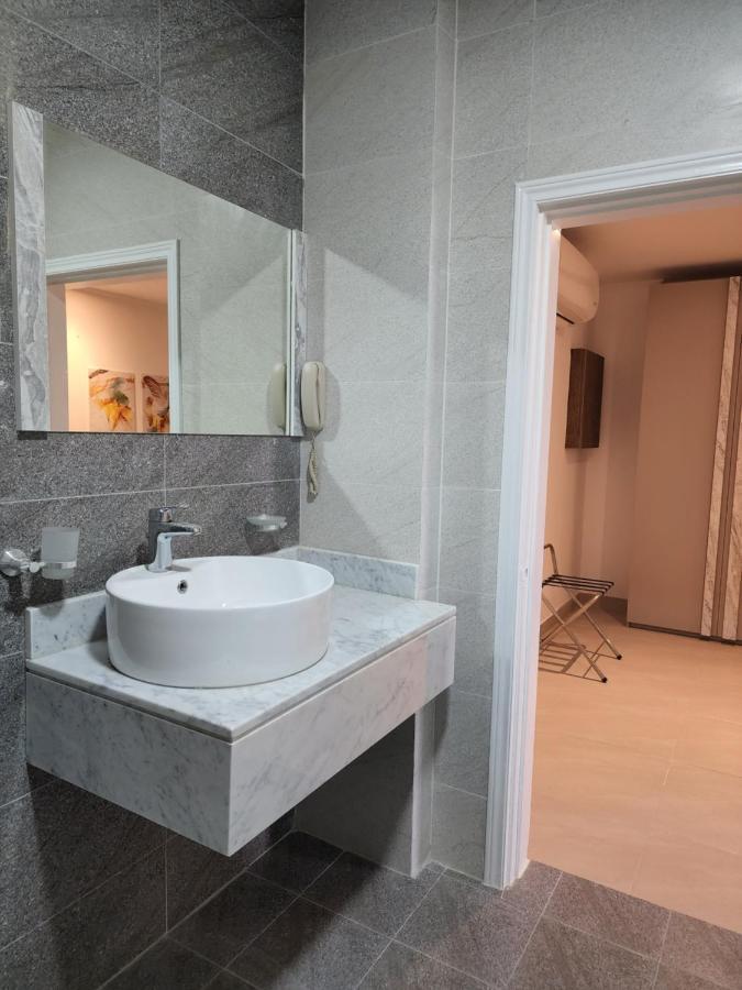 Imperial Suites Hotel Manama Exteriör bild