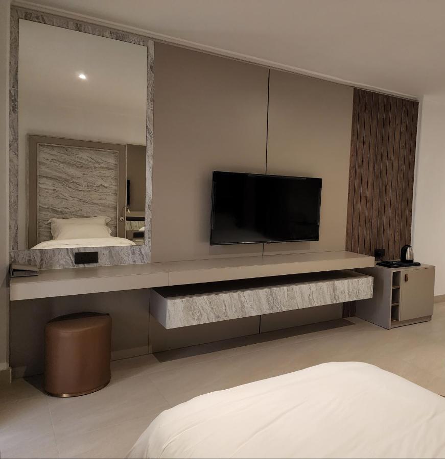 Imperial Suites Hotel Manama Exteriör bild