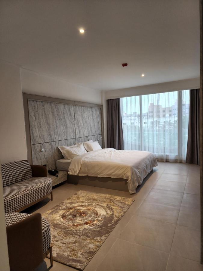 Imperial Suites Hotel Manama Exteriör bild