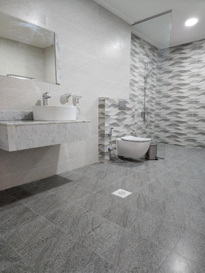 Imperial Suites Hotel Manama Exteriör bild