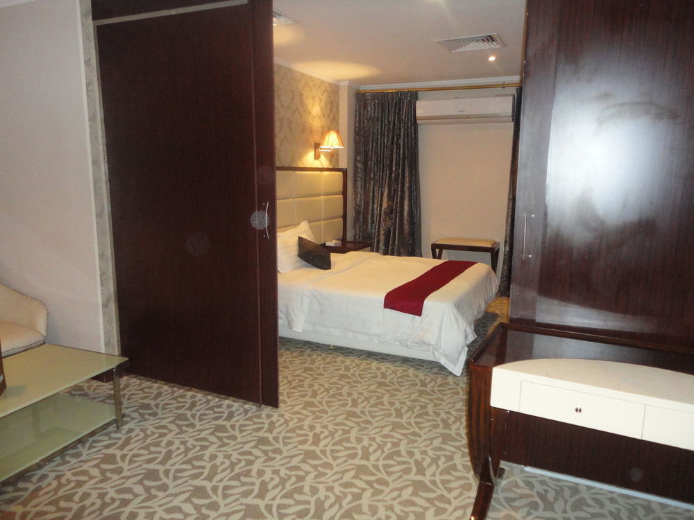 Imperial Suites Hotel Manama Exteriör bild