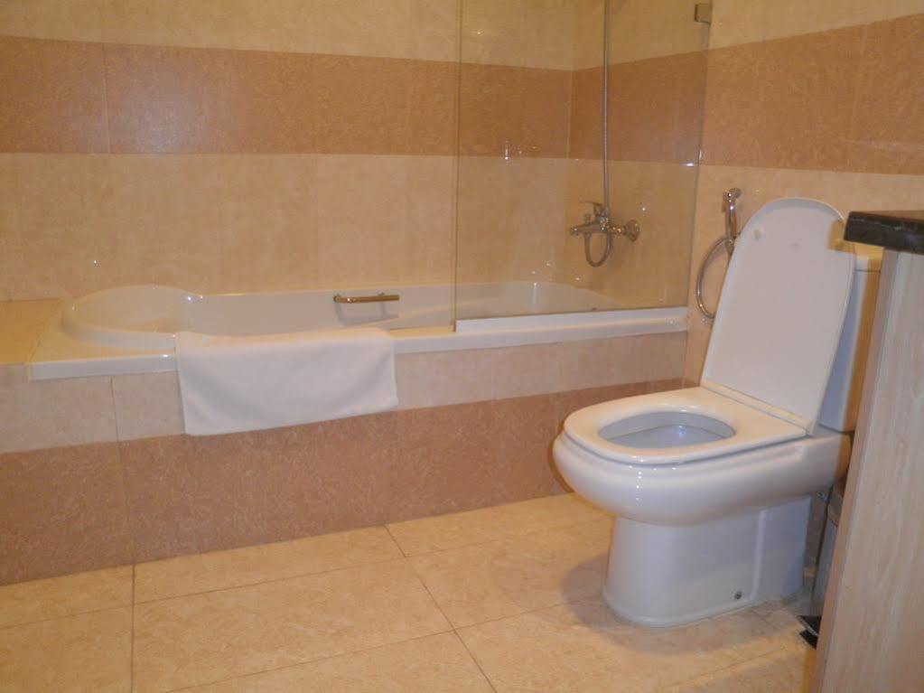 Imperial Suites Hotel Manama Exteriör bild