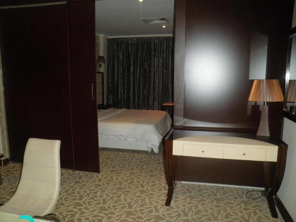 Imperial Suites Hotel Manama Exteriör bild