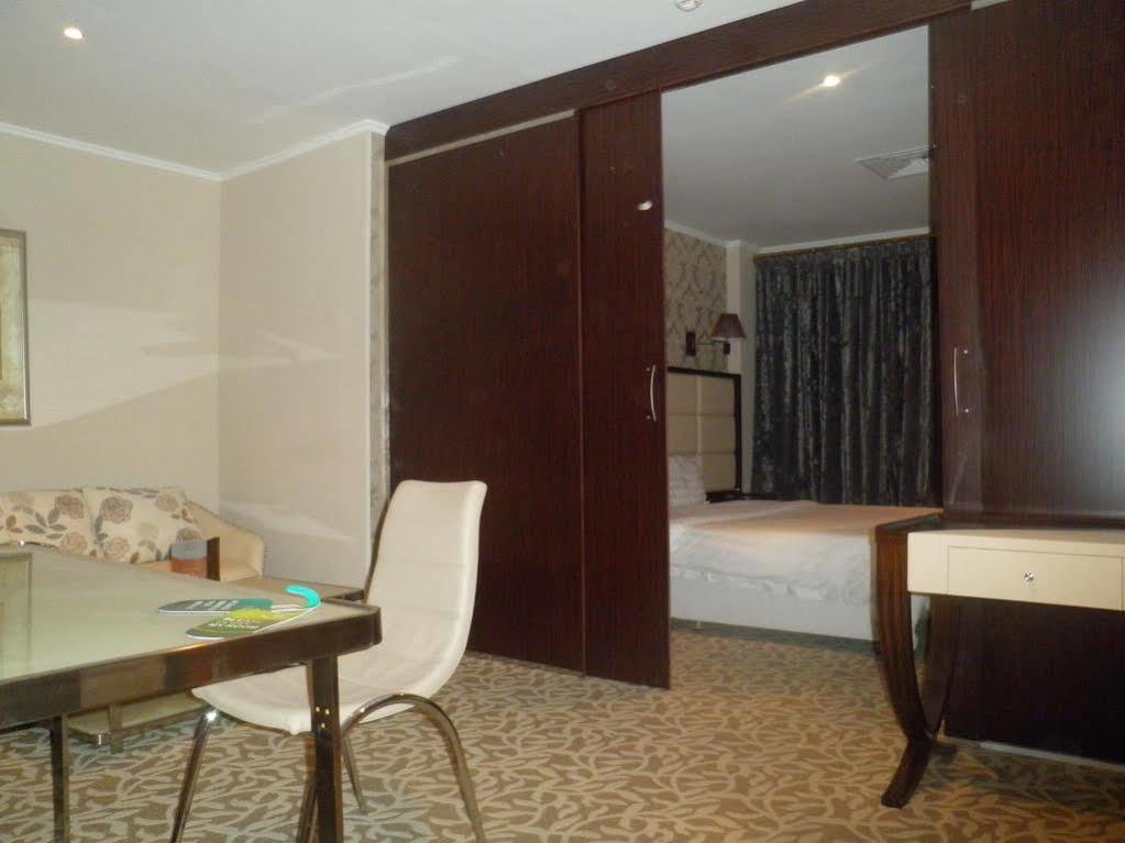 Imperial Suites Hotel Manama Exteriör bild