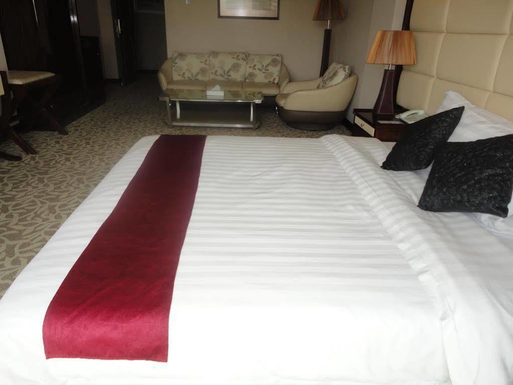 Imperial Suites Hotel Manama Exteriör bild