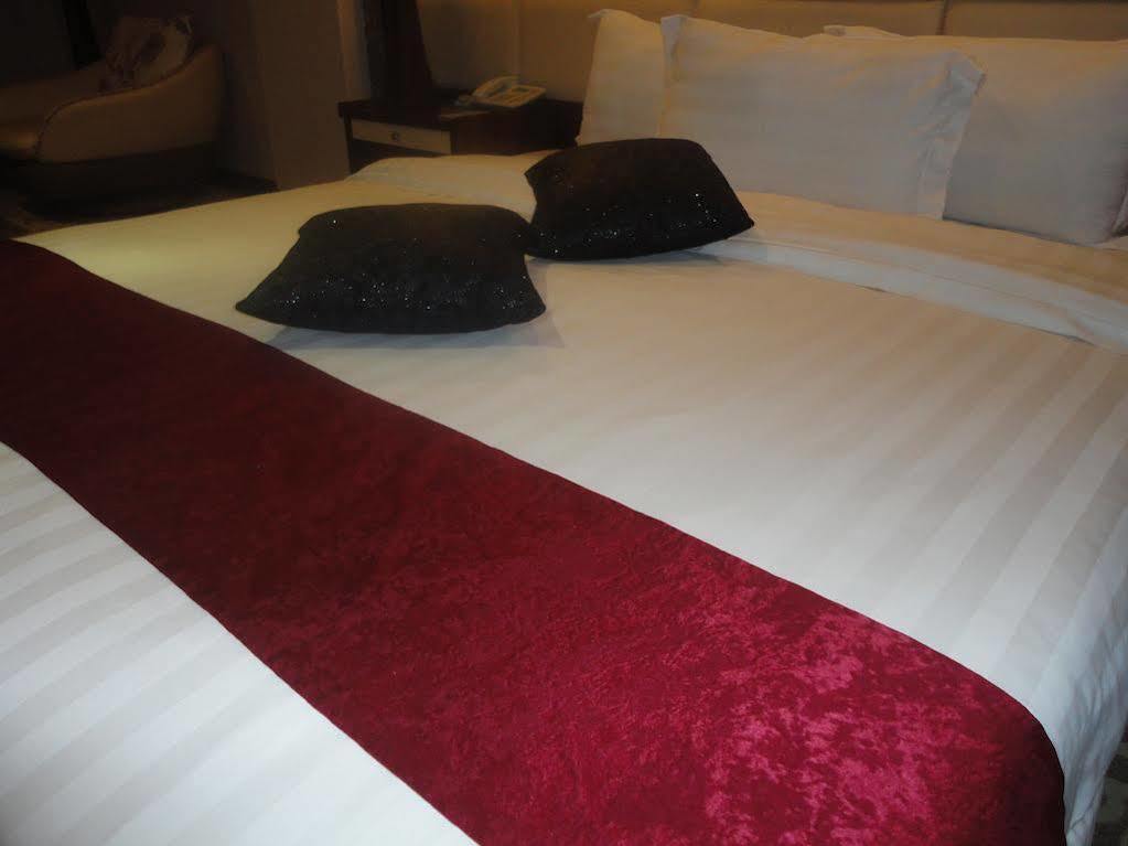 Imperial Suites Hotel Manama Exteriör bild
