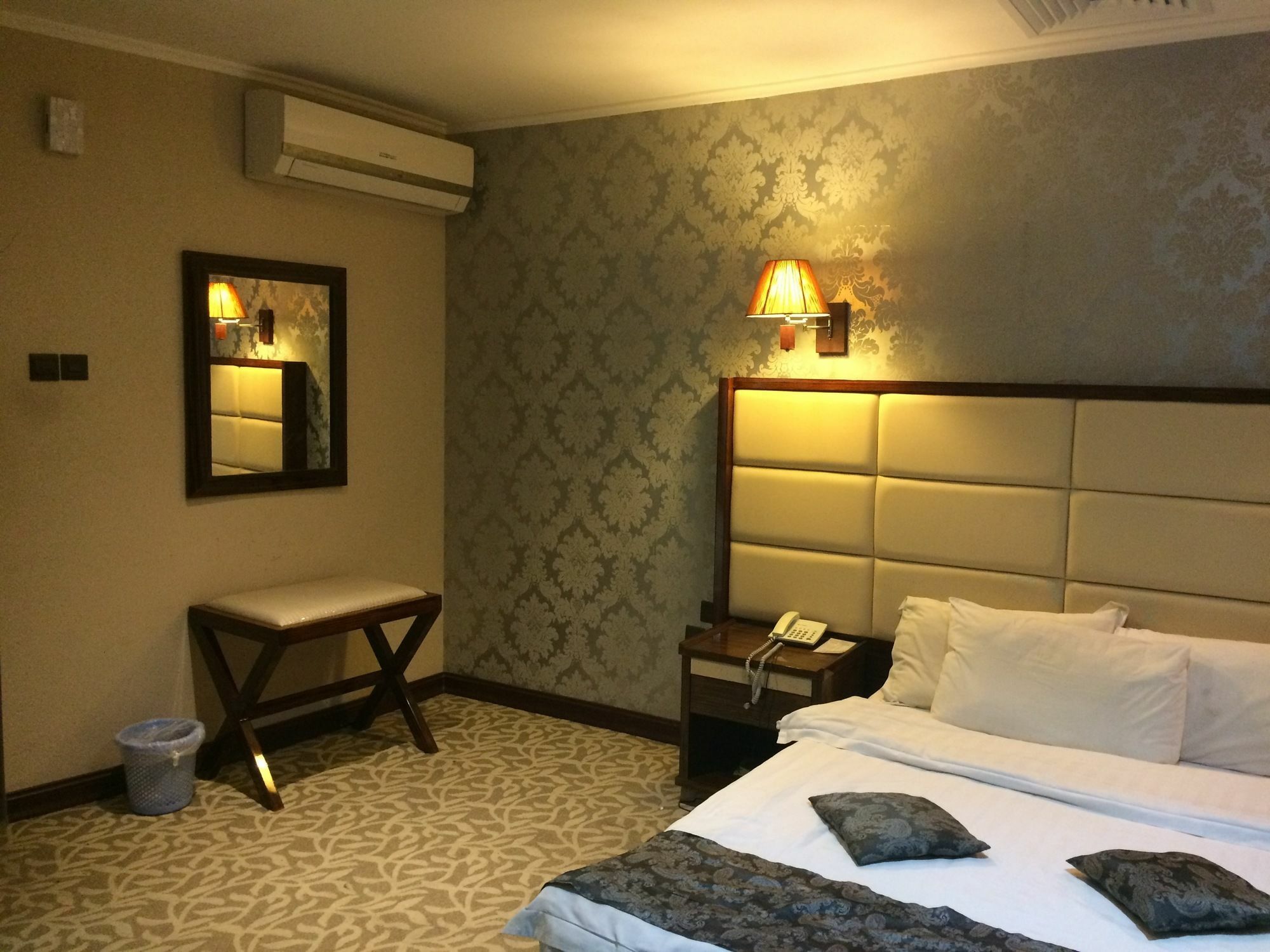 Imperial Suites Hotel Manama Exteriör bild